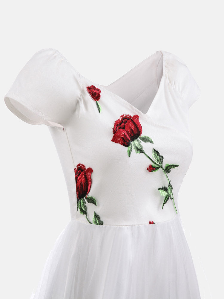 Partykleid aus Netzstoff mit Rosenstickerei