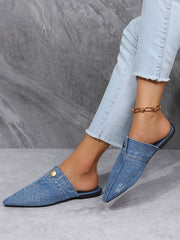 Flache Pantoletten aus Denim mit spitzer Zehenpartie und Knopfdekor