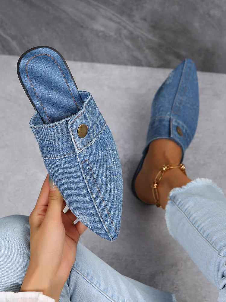 Flache Pantoletten aus Denim mit spitzer Zehenpartie und Knopfdekor