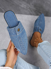 Flache Pantoletten aus Denim mit spitzer Zehenpartie und Knopfdekor
