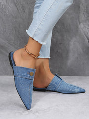 Flache Pantoletten aus Denim mit spitzer Zehenpartie und Knopfdekor