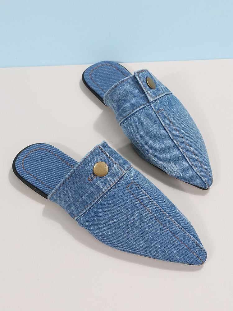 Flache Pantoletten aus Denim mit spitzer Zehenpartie und Knopfdekor