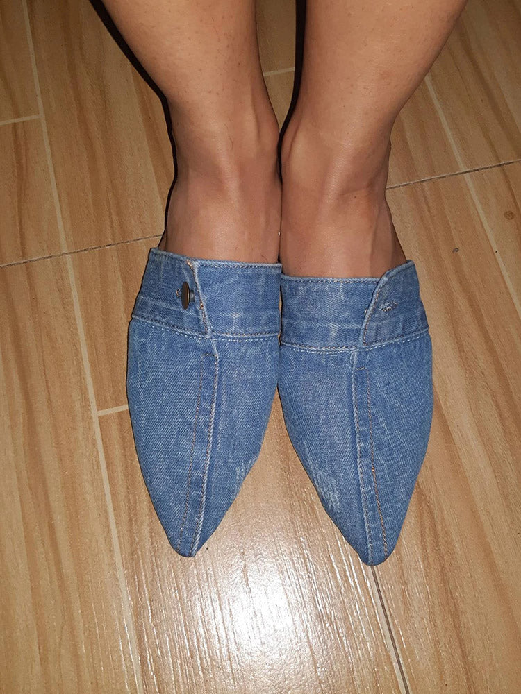 Flache Pantoletten aus Denim mit spitzer Zehenpartie und Knopfdekor