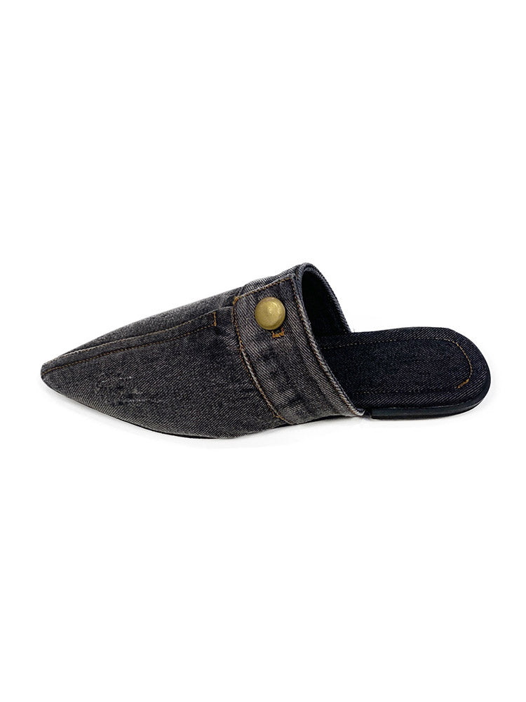 Flache Pantoletten aus Denim mit spitzer Zehenpartie und Knopfdekor