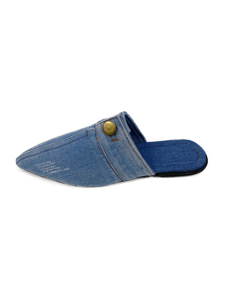 Flache Pantoletten aus Denim mit spitzer Zehenpartie und Knopfdekor