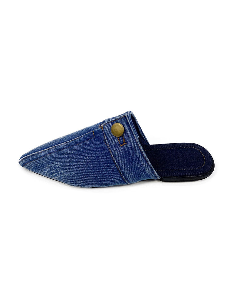 Flache Pantoletten aus Denim mit spitzer Zehenpartie und Knopfdekor