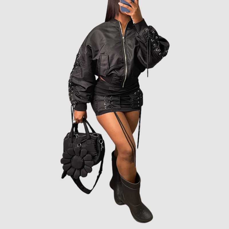 Set aus schwerer Trägerjacke und Minirock