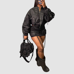 Set aus schwerer Trägerjacke und Minirock