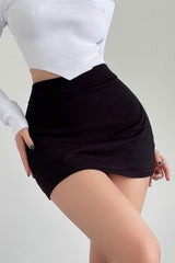 Eng anliegender, hüftlanger Wickelrock mit hoher Taille