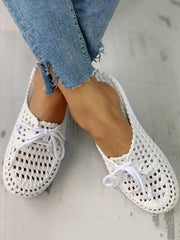 Flache Strandsandalen mit Hohlsaum