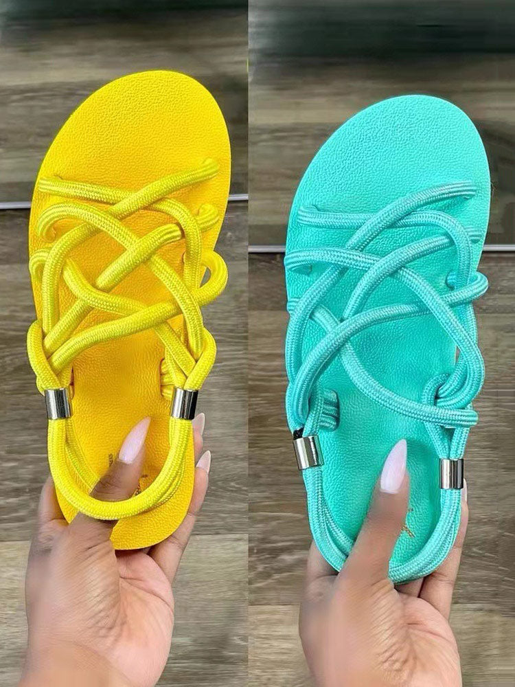 Flache Sandalen mit überkreuztem Seil