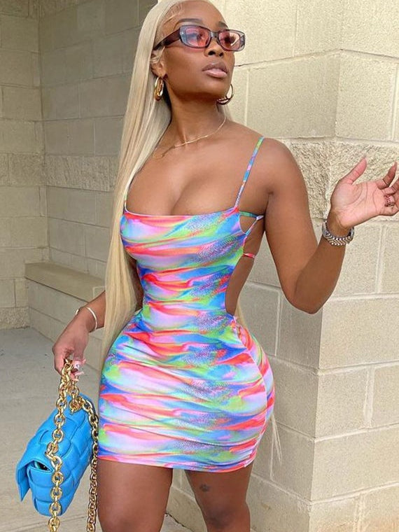 Enges Kleid mit Regenbogenstreifen