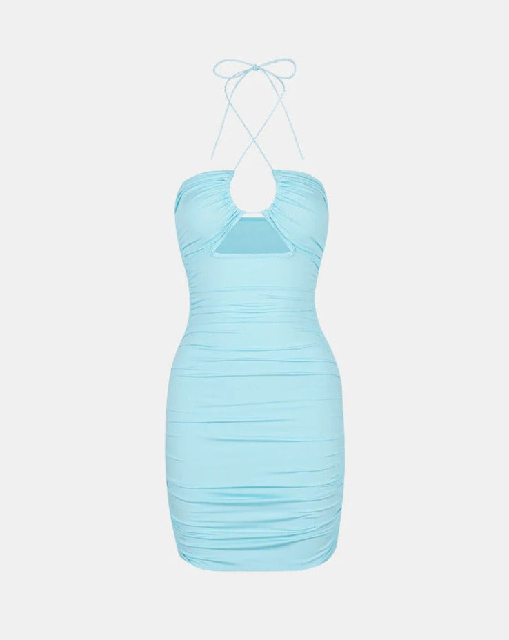 Muschelförmiges, figurbetontes Neckholderkleid mit Rüschen
