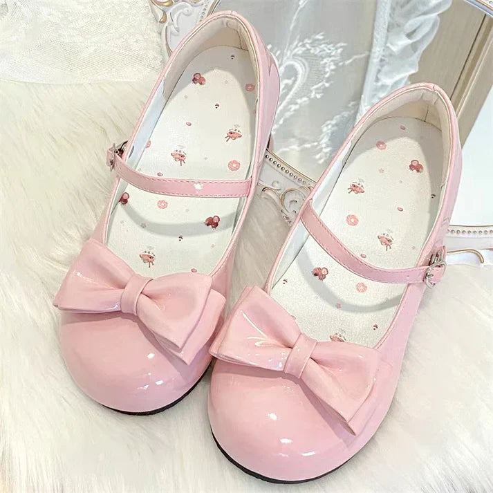 Runde Schuhe mit Herzausschnitt
