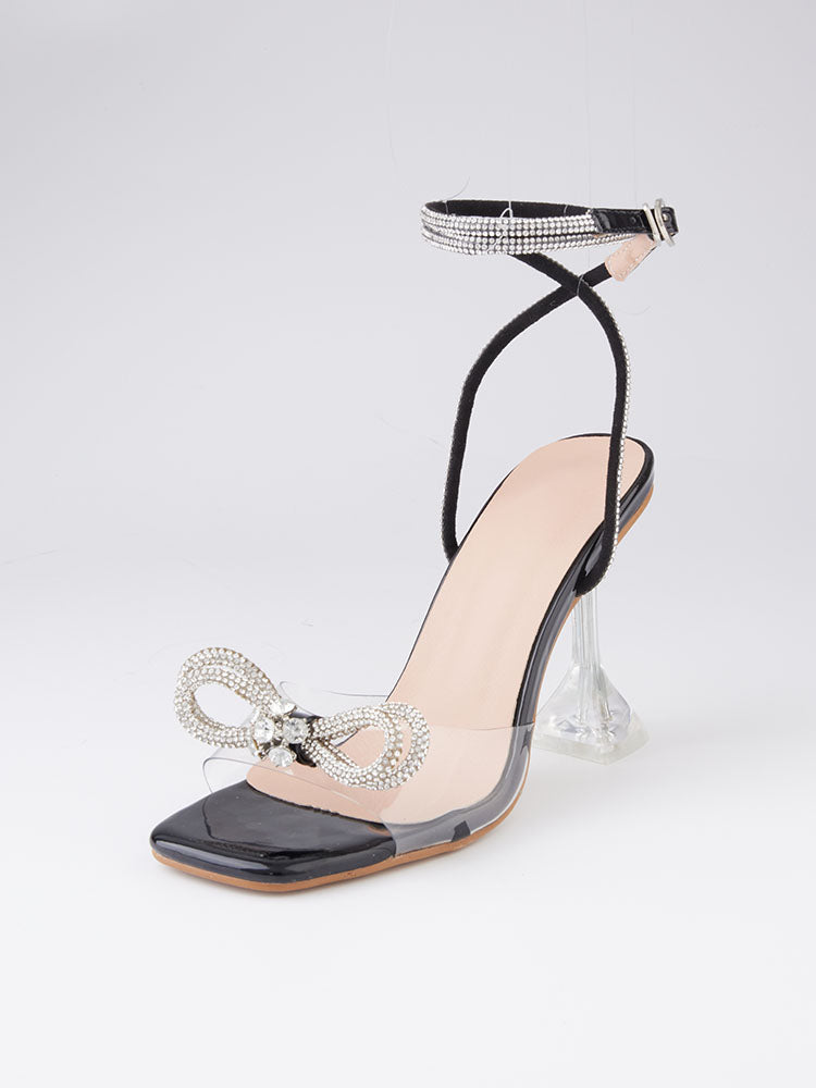 Glitzernde High Heels mit eckiger Zehenpartie und Schleife