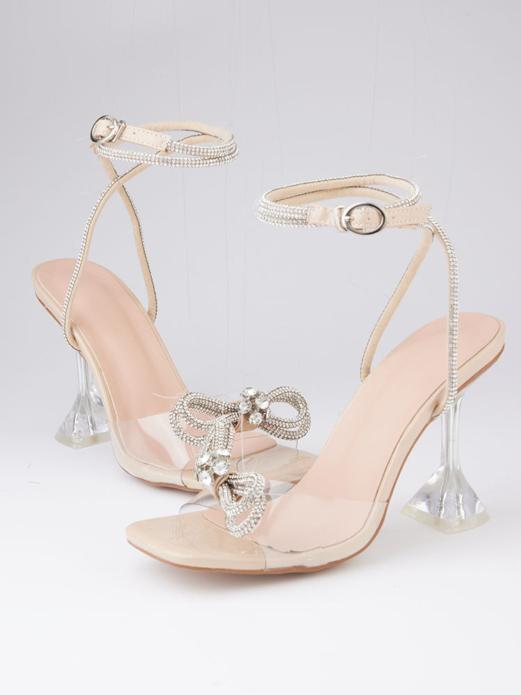Glitzernde High Heels mit eckiger Zehenpartie und Schleife