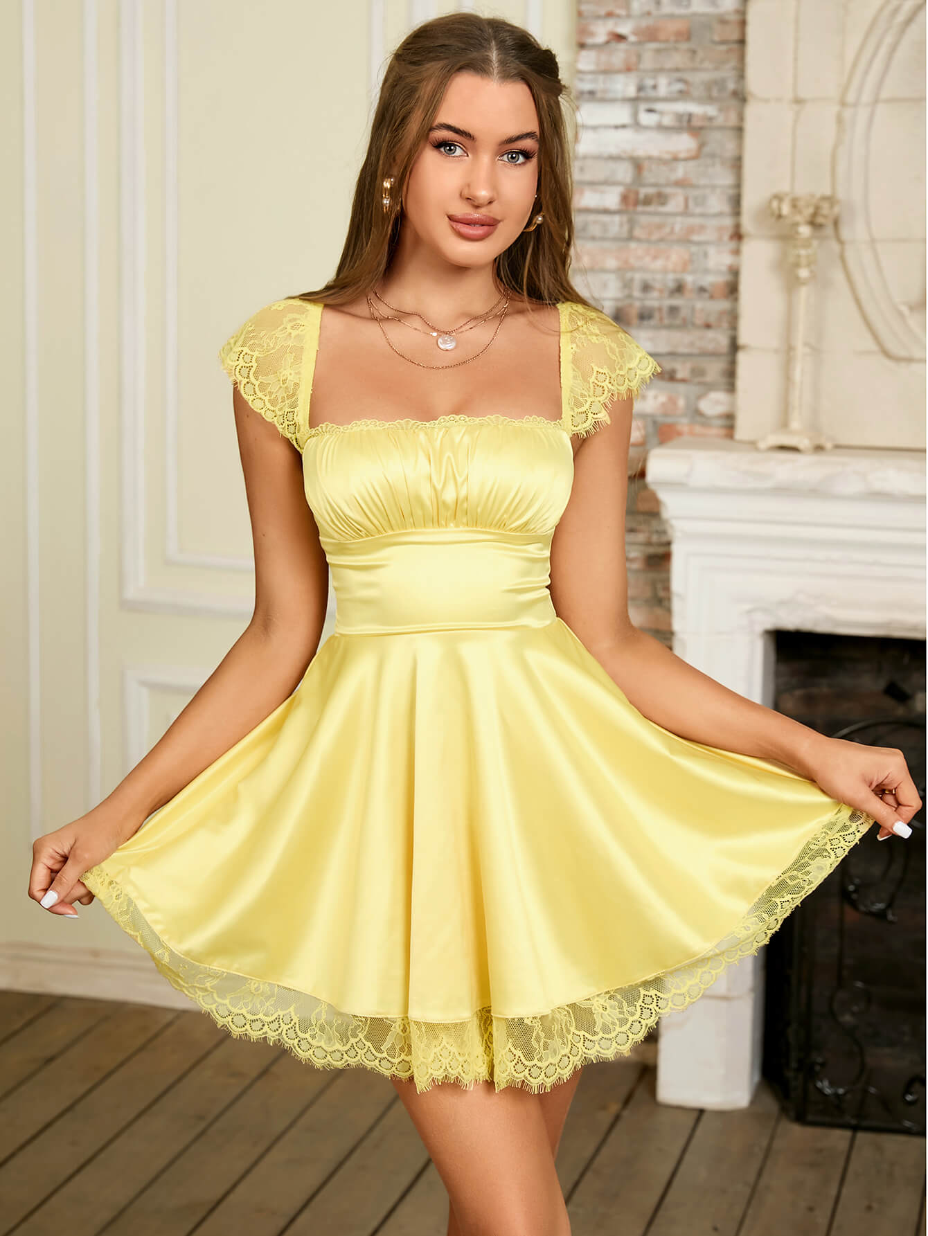 Kleid mit kontrastierender Spitze und gerüschter Brustpartie 