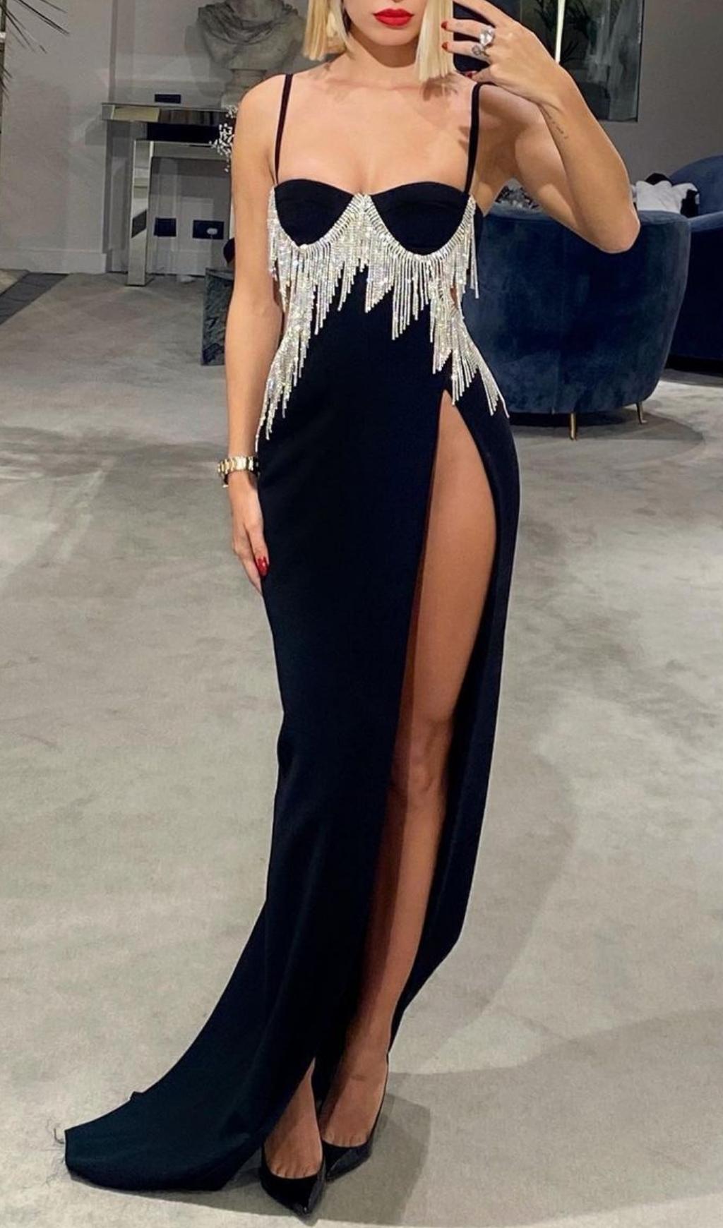 Schwarzes Maxikleid mit Schlitz und Quaste 