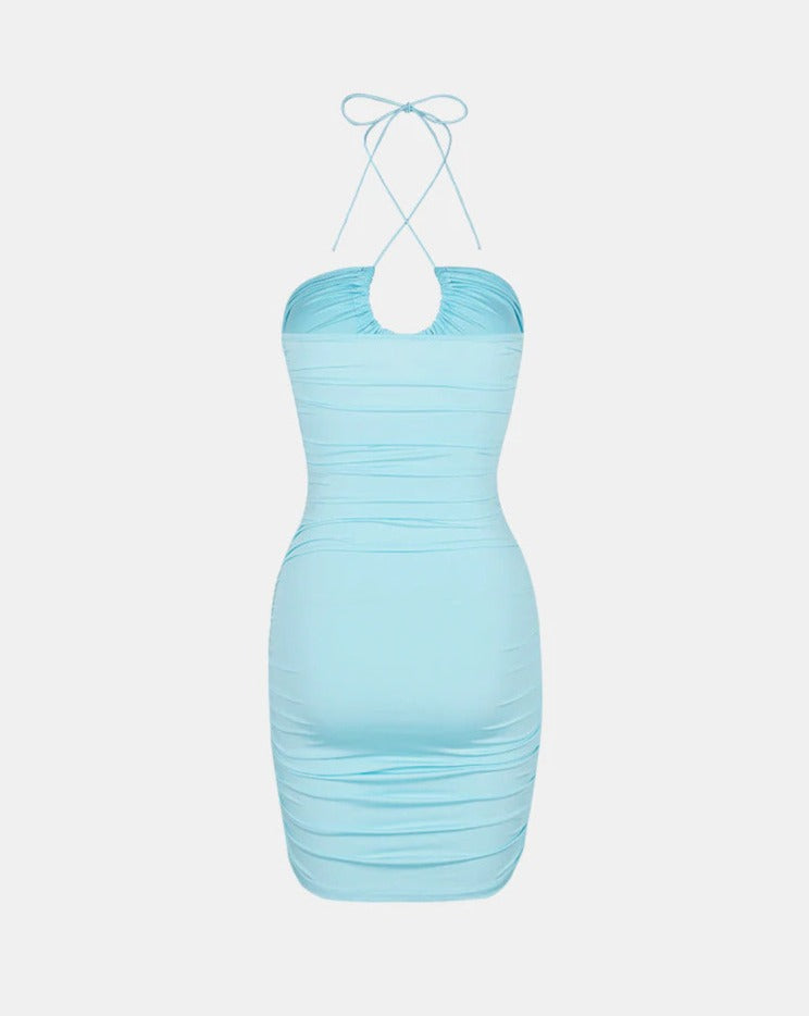 Muschelförmiges, figurbetontes Neckholderkleid mit Rüschen