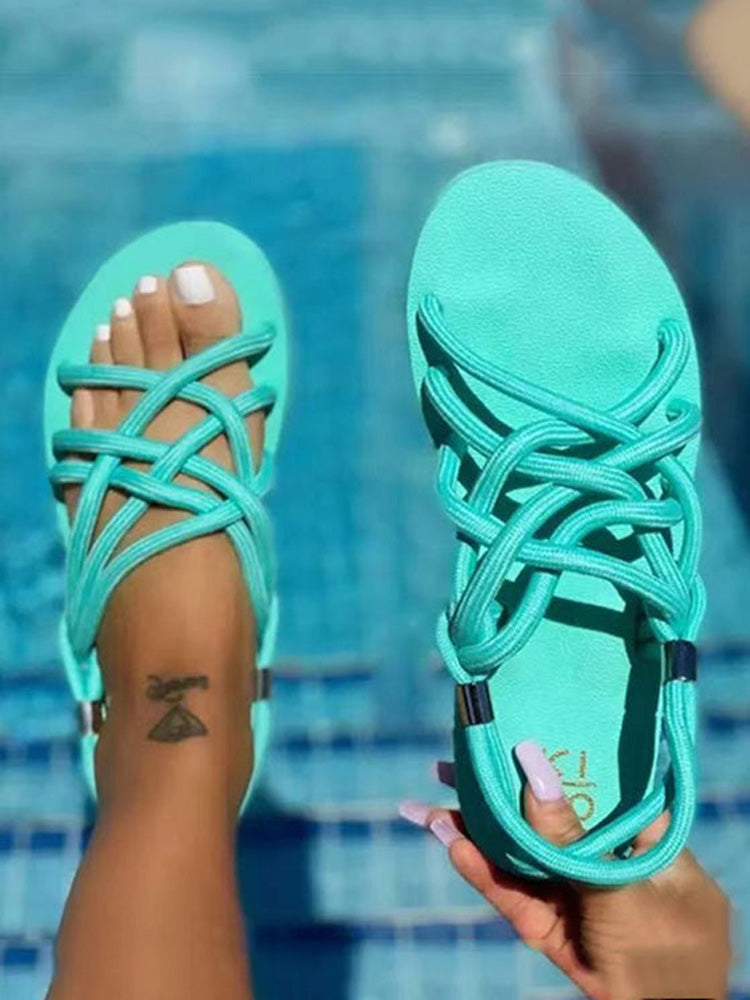 Flache Sandalen mit überkreuztem Seil