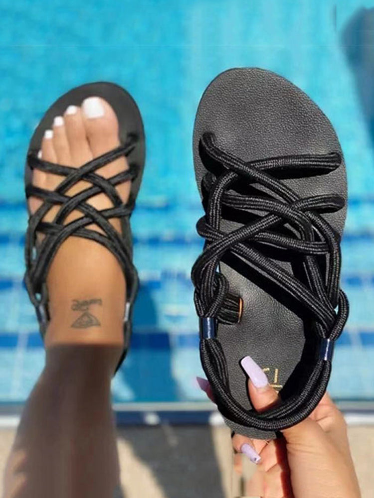 Flache Sandalen mit überkreuztem Seil