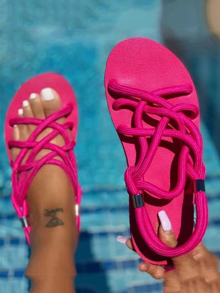 Flache Sandalen mit überkreuztem Seil