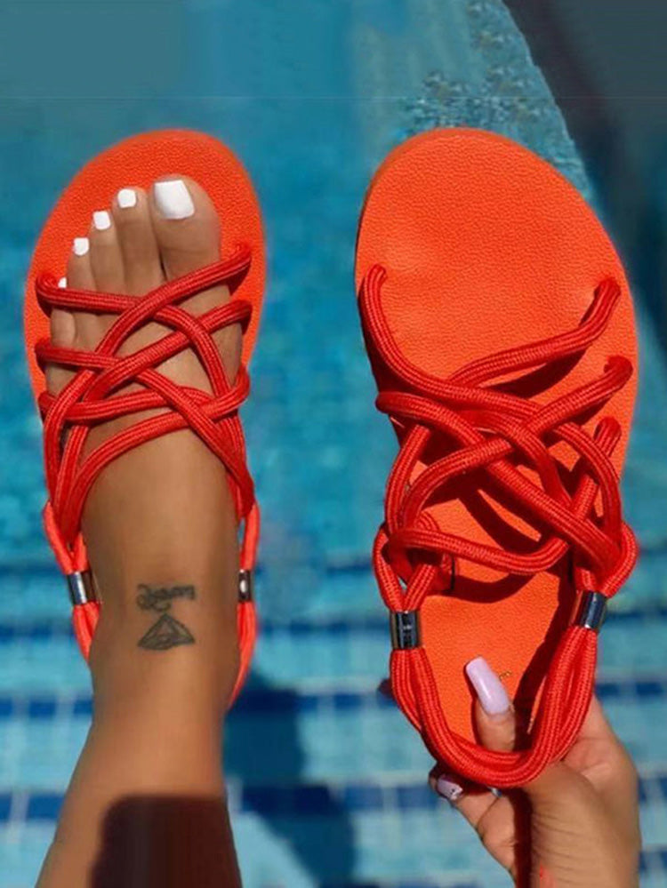 Flache Sandalen mit überkreuztem Seil