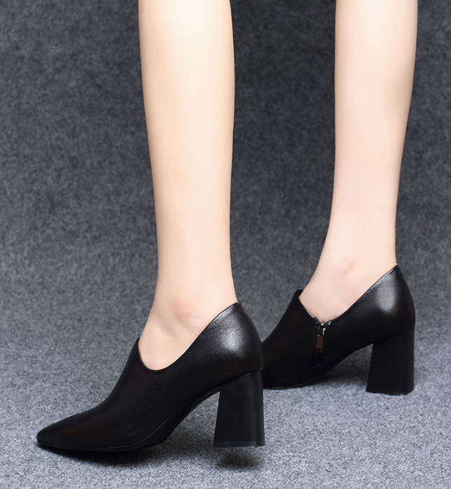 Pumps mit spitzer Zehenpartie und hohem Absatz
