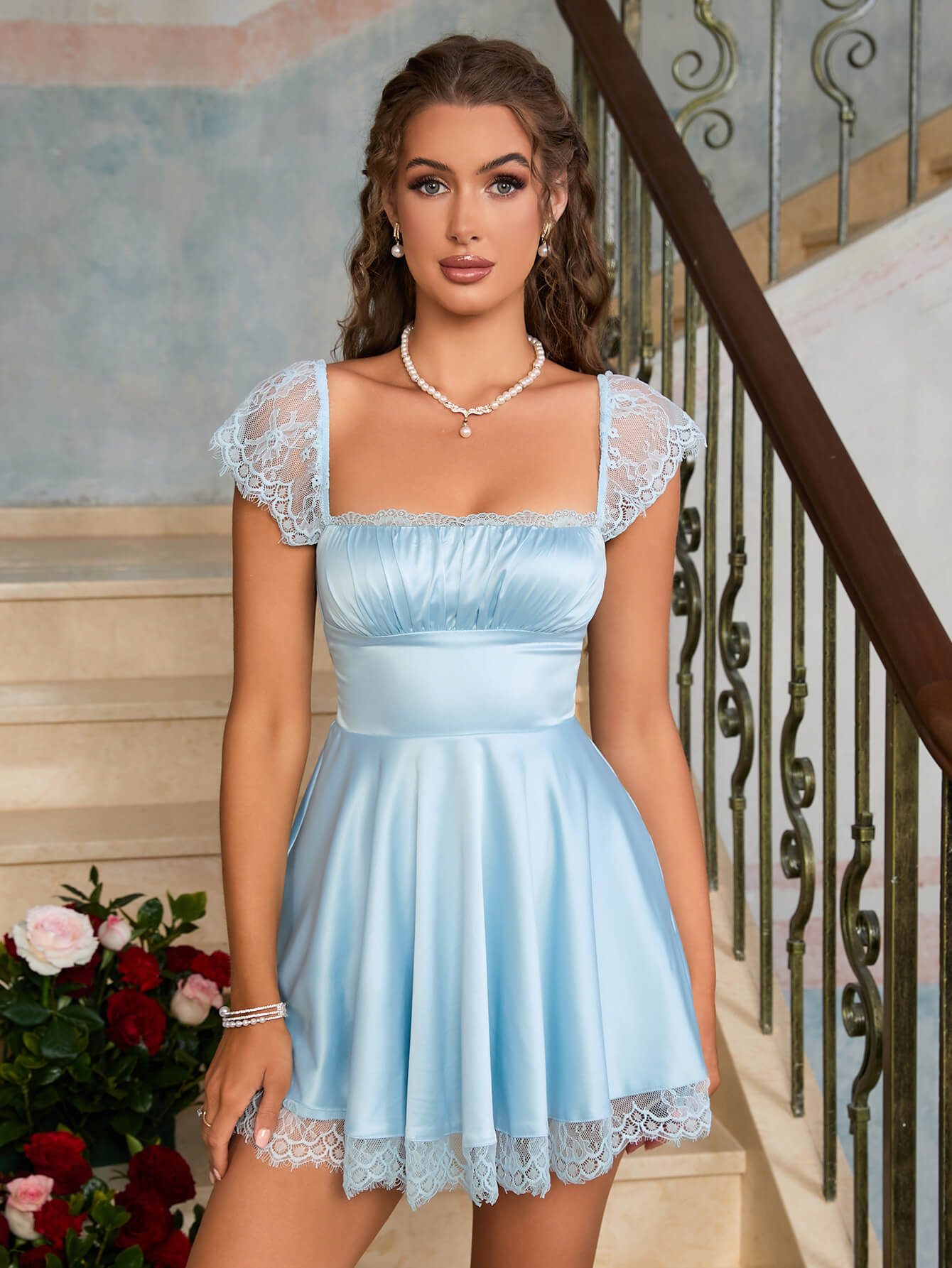 Kleid mit kontrastierender Spitze und gerüschter Brustpartie 