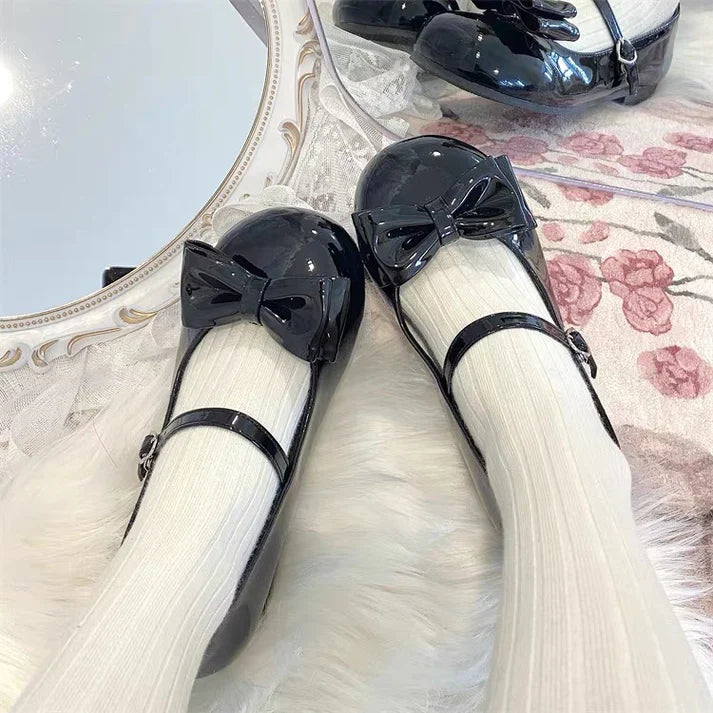 Runde Schuhe mit Herzausschnitt