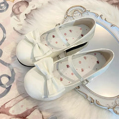 Runde Schuhe mit Herzausschnitt
