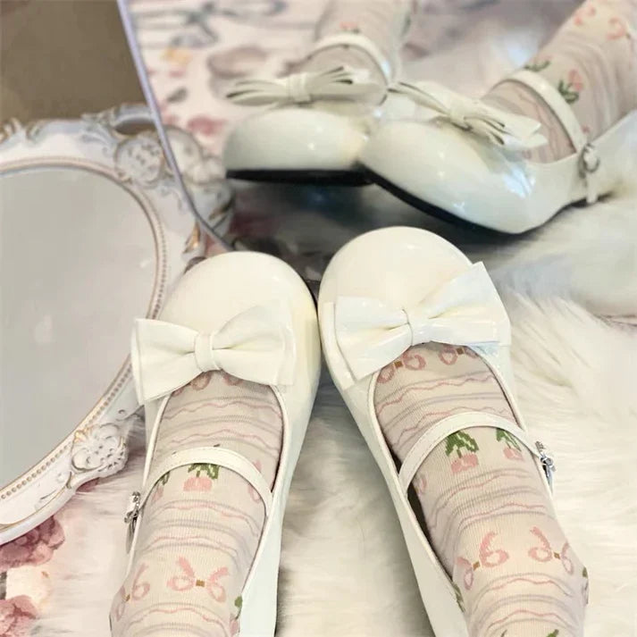 Runde Schuhe mit Herzausschnitt