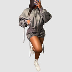 Set aus schwerer Trägerjacke und Minirock