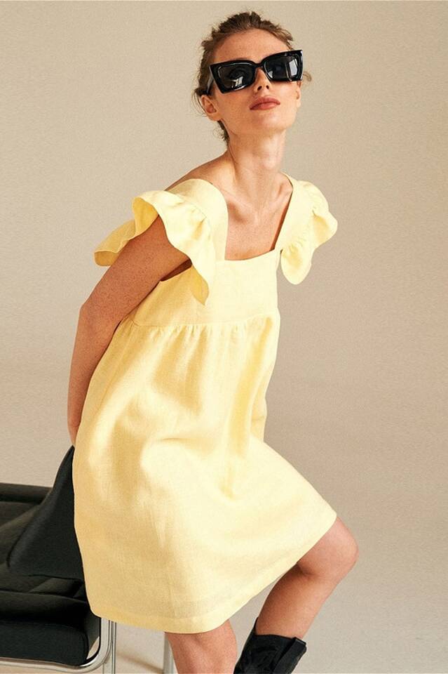 Minikleid mit eckigem Kragen und Schmetterlingsärmeln