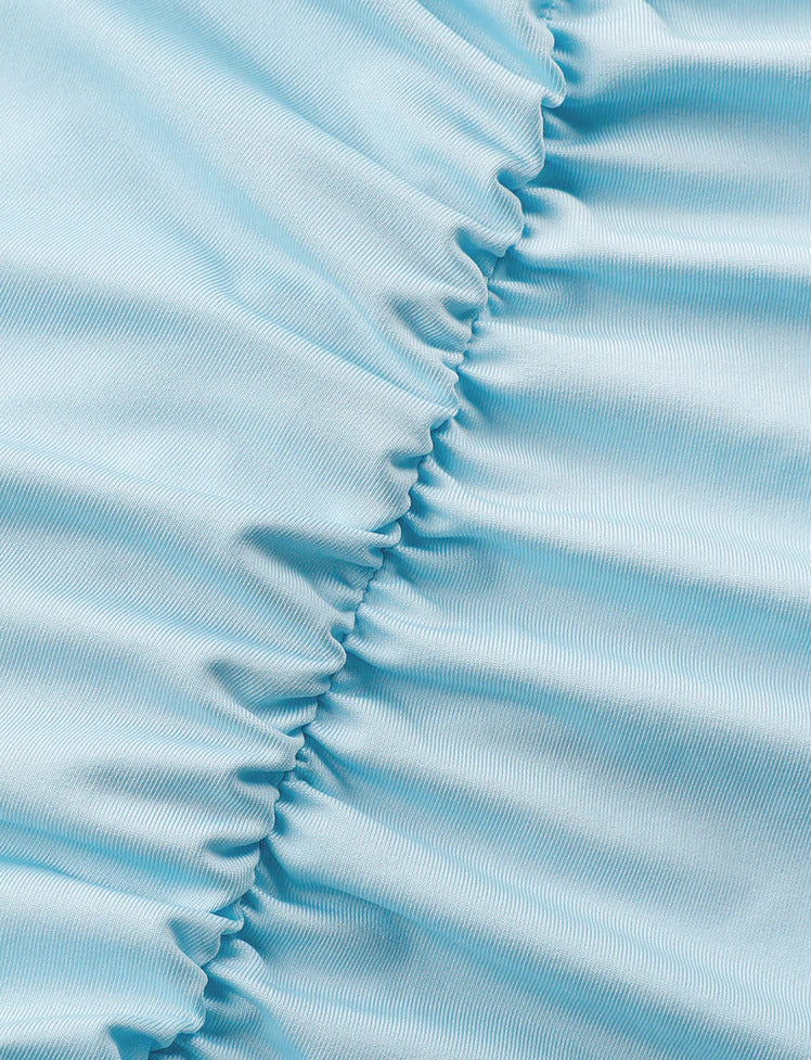 Muschelförmiges, figurbetontes Neckholderkleid mit Rüschen