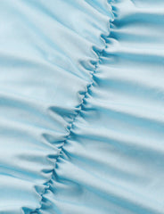Muschelförmiges, figurbetontes Neckholderkleid mit Rüschen