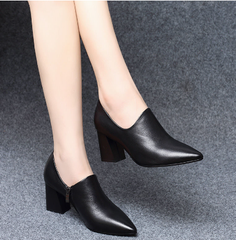 Pumps mit spitzer Zehenpartie und hohem Absatz