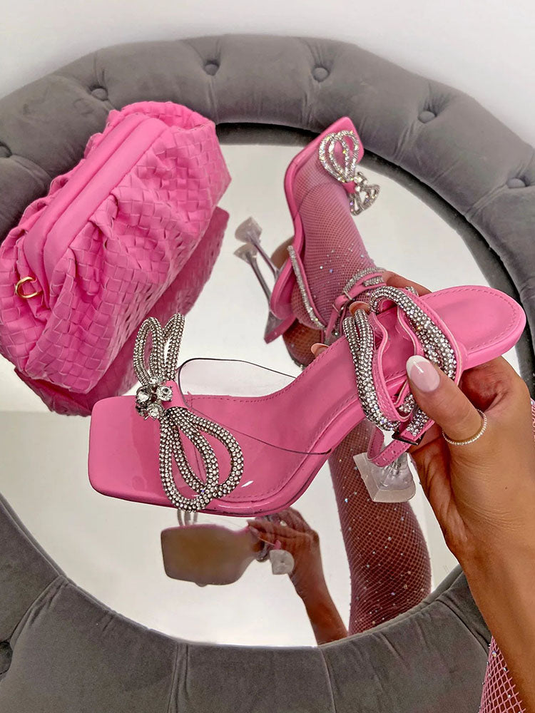 Glitzernde High Heels mit eckiger Zehenpartie und Schleife