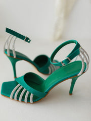 High Heels mit Knöchelriemen und Strasssteinen