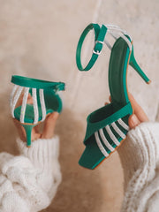 High Heels mit Knöchelriemen und Strasssteinen