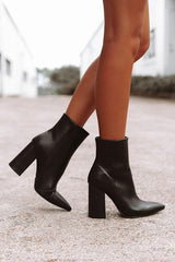 Stiefel mit spitzer Zehenpartie und hohem Absatz