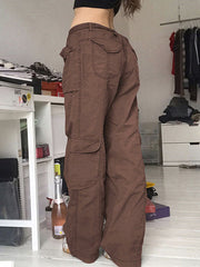 Verwaschene Cargojeans mit Taschenpatches