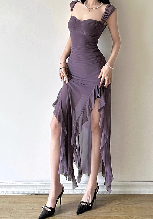 Gerüschtes, asymmetrisches Neckholder-Minikleid