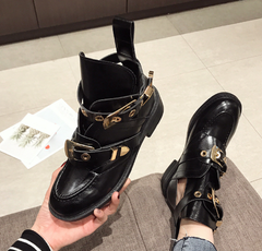 Stiefeletten mit Cut-Out-Schnallenriemen