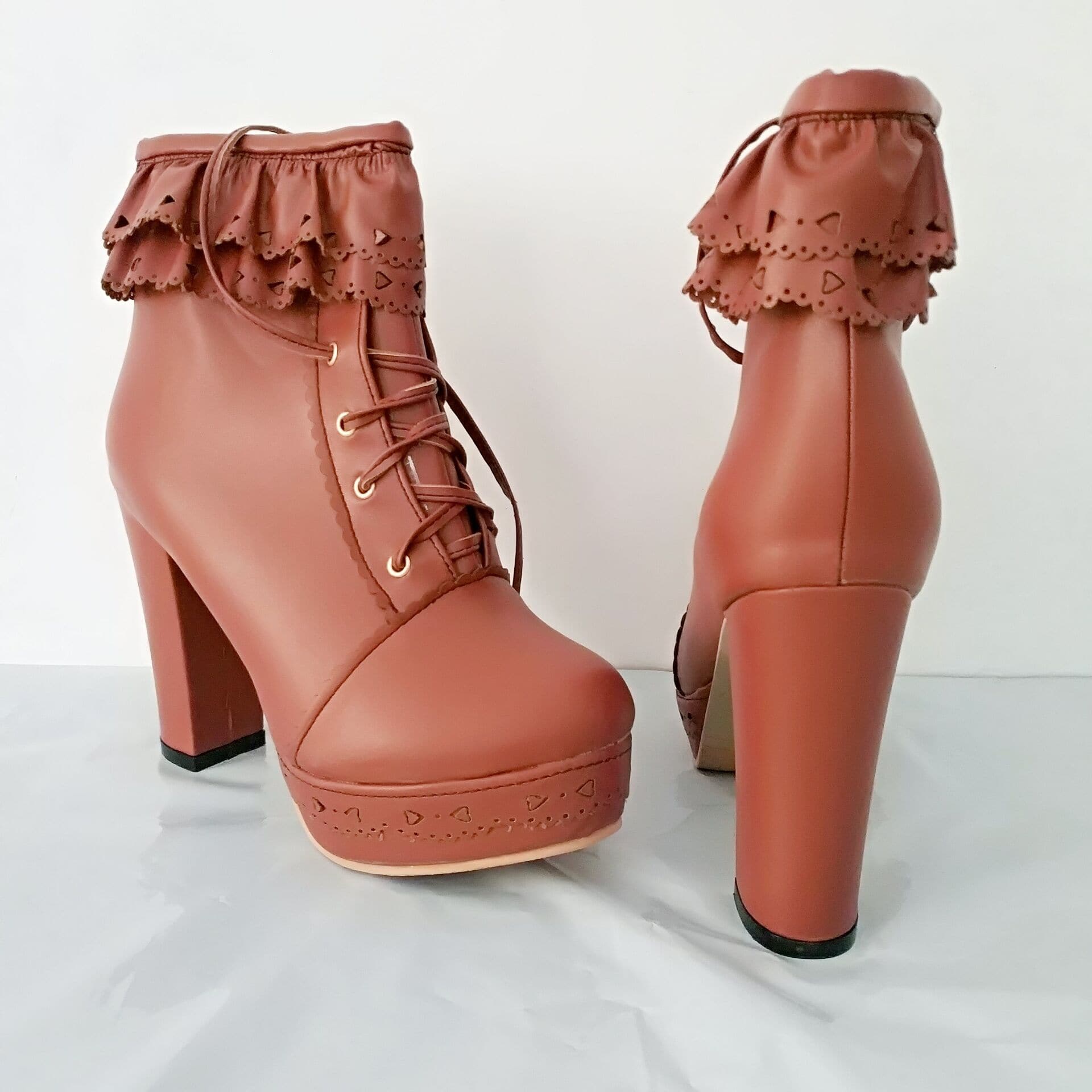 Süße, elegante kurze Stiefel mit dickem Plateauabsatz