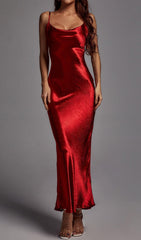 Rotes Metallic-Maxikleid mit Riemchen 