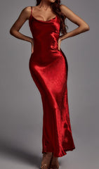Rotes Metallic-Maxikleid mit Riemchen 