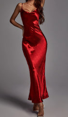Rotes Metallic-Maxikleid mit Riemchen 