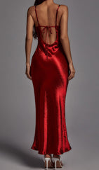 Rotes Metallic-Maxikleid mit Riemchen 