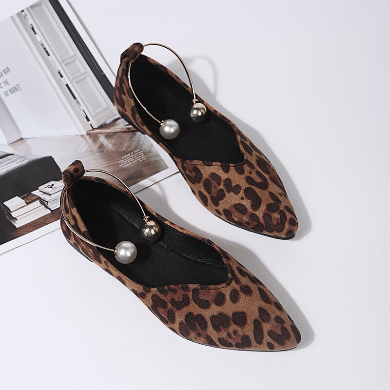 Flache Loafer mit spitzer Zehenpartie und Metalldetails
